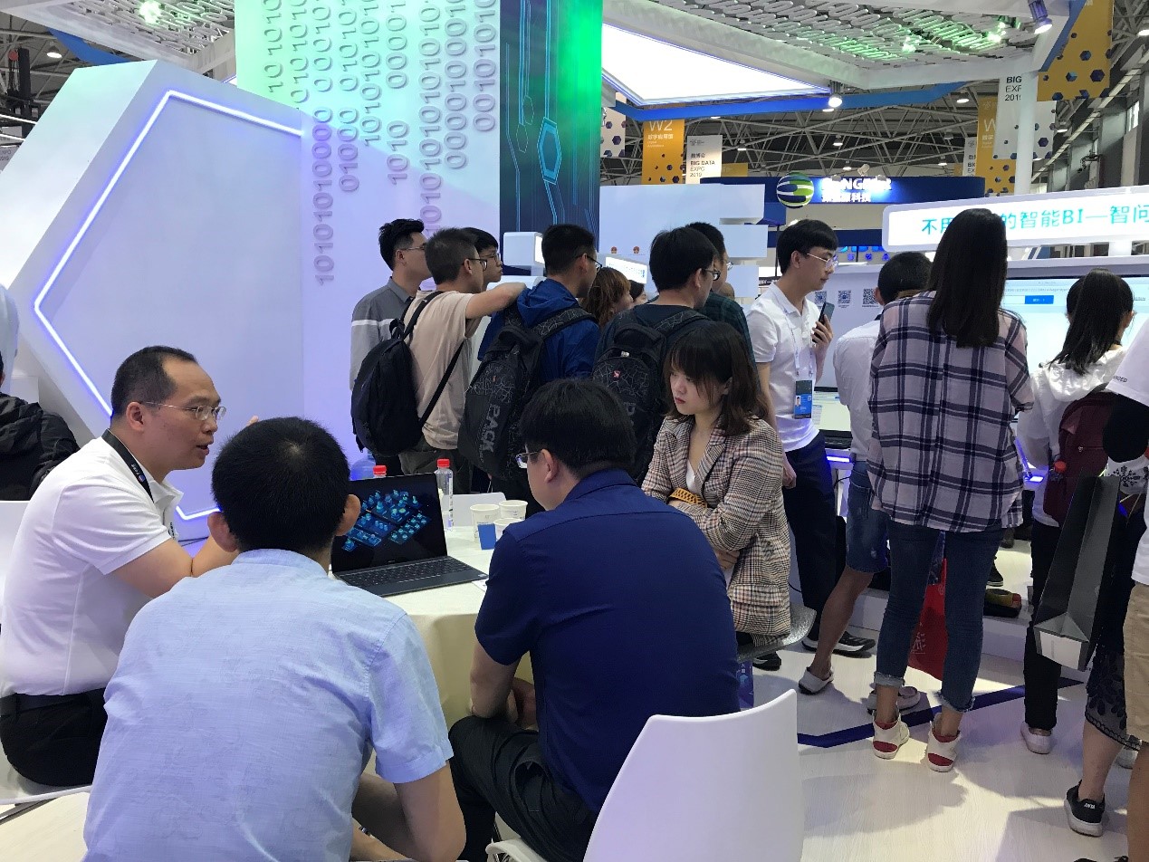 億信華辰展臺人氣爆棚 億信華辰展臺人氣爆棚